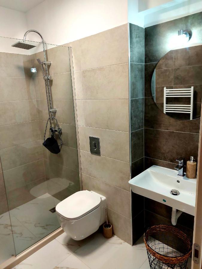 Black&White Suites Крайова Екстериор снимка
