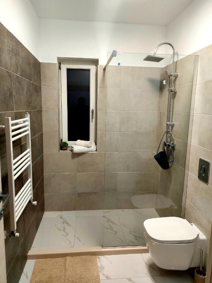 Black&White Suites Крайова Екстериор снимка