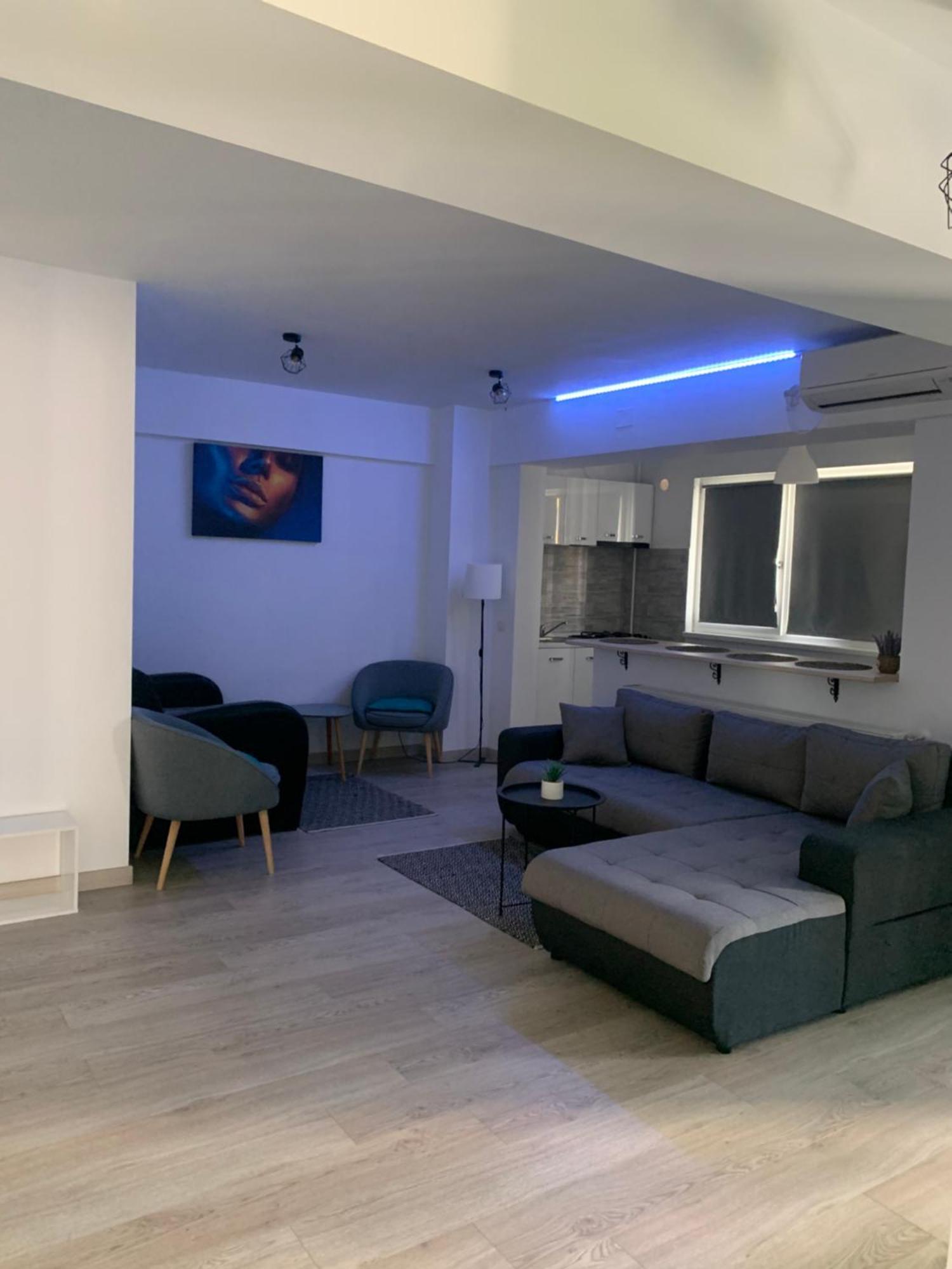Black&White Suites Крайова Екстериор снимка